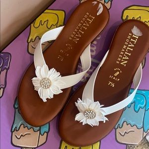Made in Italy NWOT Sandals w/Flower detail